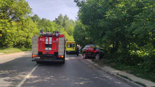 В Чебоксарах пьяный водитель иномарки вылетел на встречную полосу и врезался в дерево