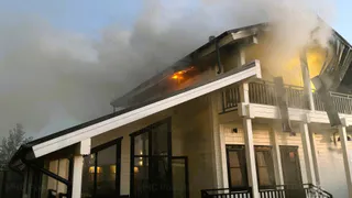 В Чувашии ночью вспыхнул деревянный гостевой дом