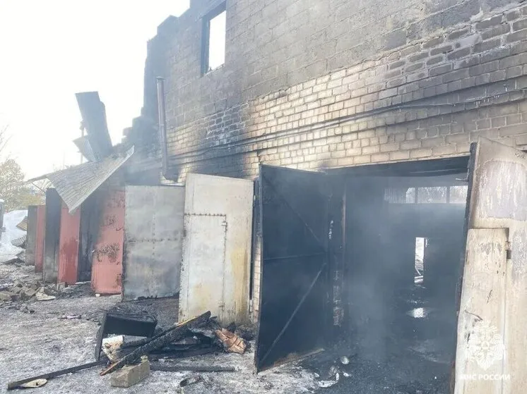 В Чувашии за сутки произошло три пожара, в одном из них сгорели две "Лады Приора"