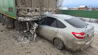 В Чувашии женщина на «Гранте» врезалась в стоявшую на обочине фуру