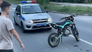 Босоногий питбайкер, влетевший в машину ДПС и сбежавший от полицейских, пришел в ГИБДД