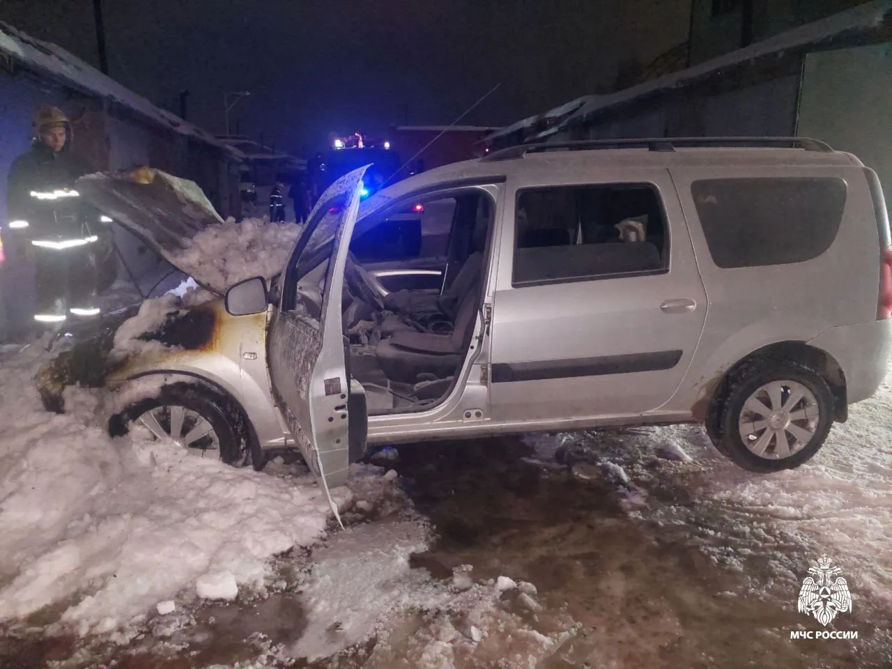 В Чебоксарах произошло возгорание в гаражном массиве