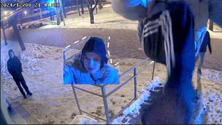 Полицейские нашли подростка в трико с тремя полосками, разбившего видеокамеру в парке