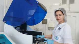 Лаборант из Президентского перинатального центра стала одной из лучших в стране