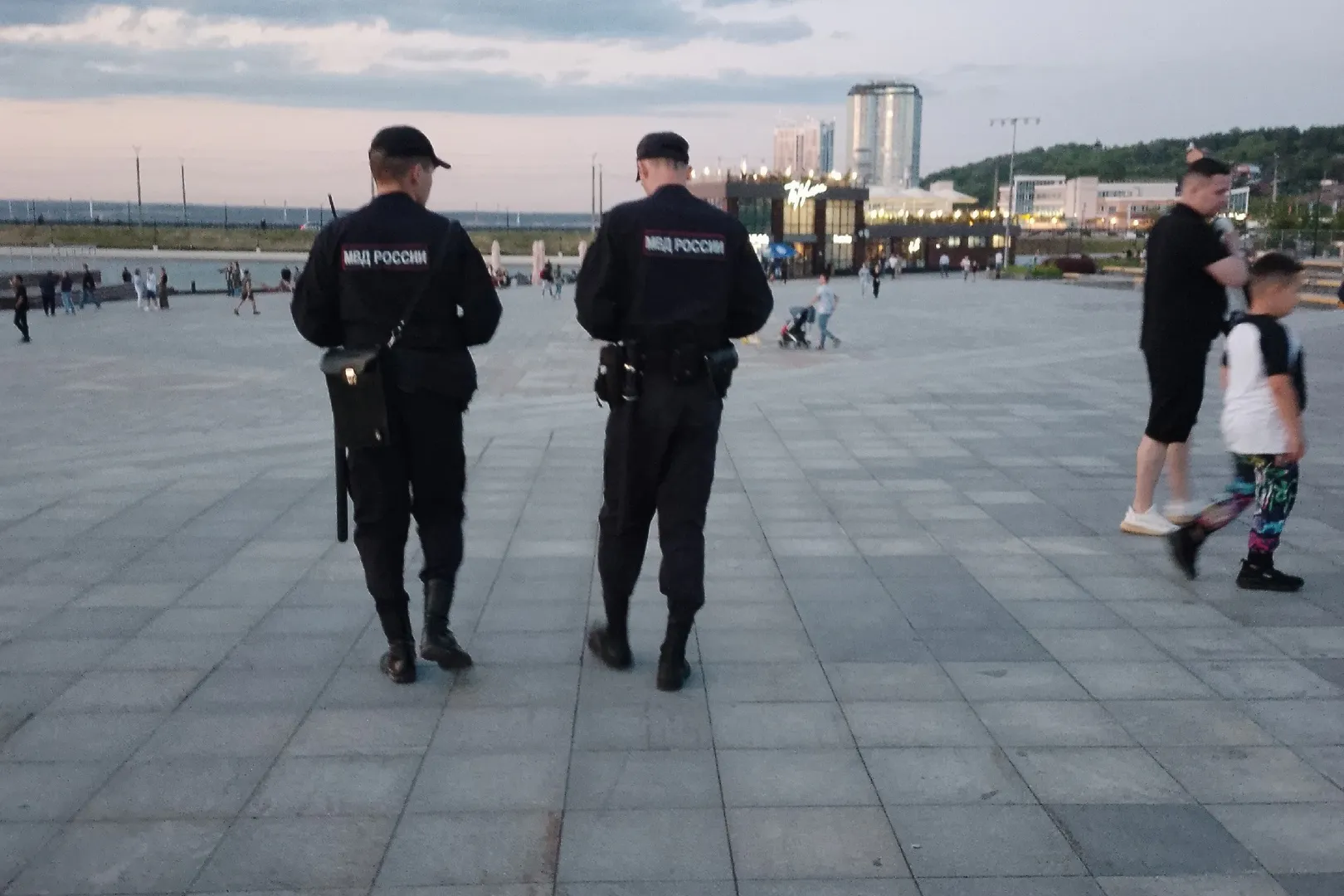 В Чебоксарах полицейские спустя 20 минут задержали пьяного парня, укравшего телефон