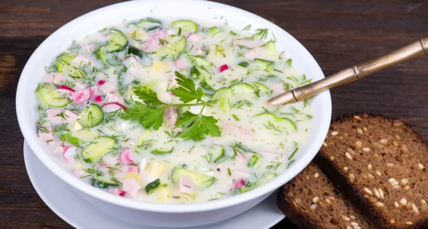 Не квас, и не кефир: в деревнях окрошку готовят только так — вкус волшебный, освежает в сильную жару