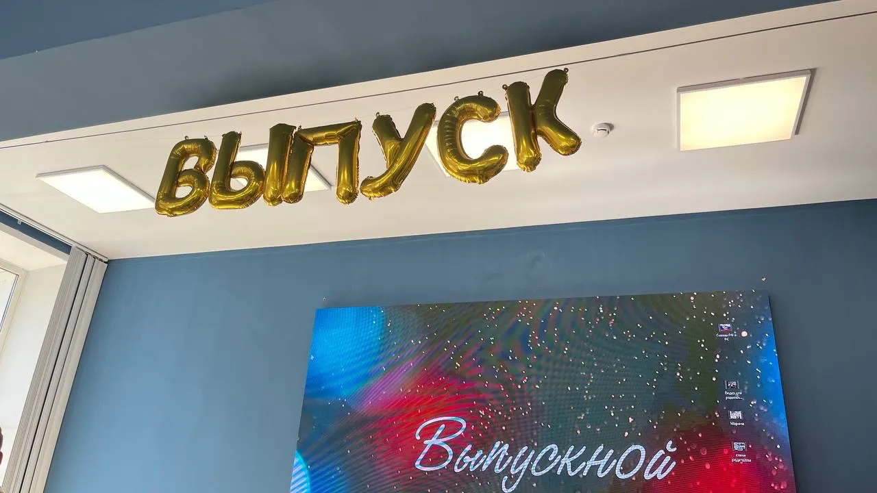 Чувашская школьница обвинила директора в травле на последнем звонке