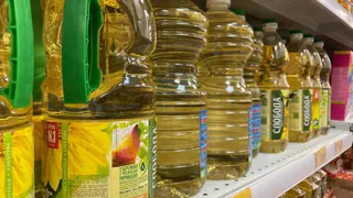 Это масло берите по 3 бутылки: в Роскачестве назвали бренды подсолнечного масла которые подойдут для блинов на Масленицу