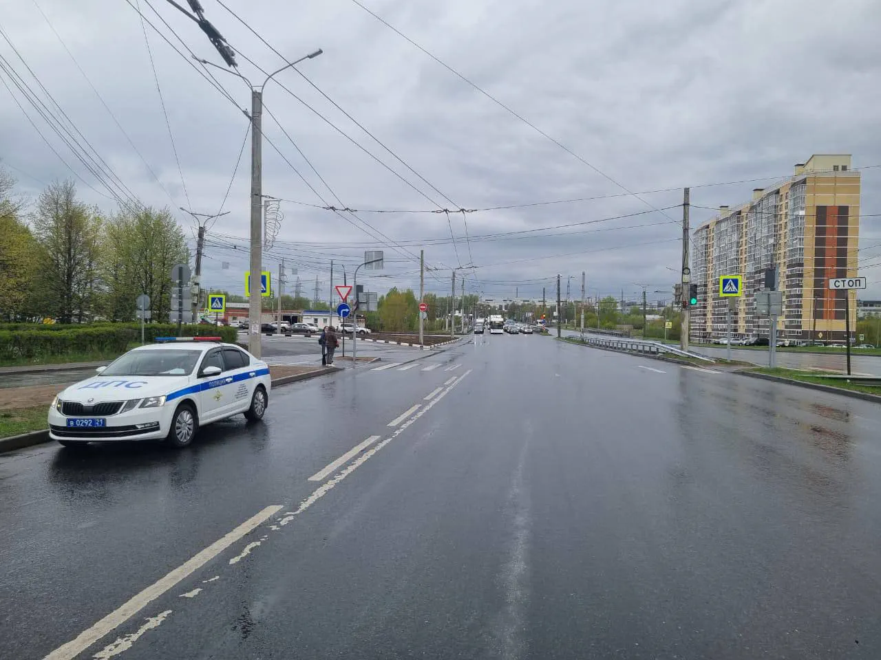 В Чебоксарах школьник на электросамокате попал под колеса автомобиля