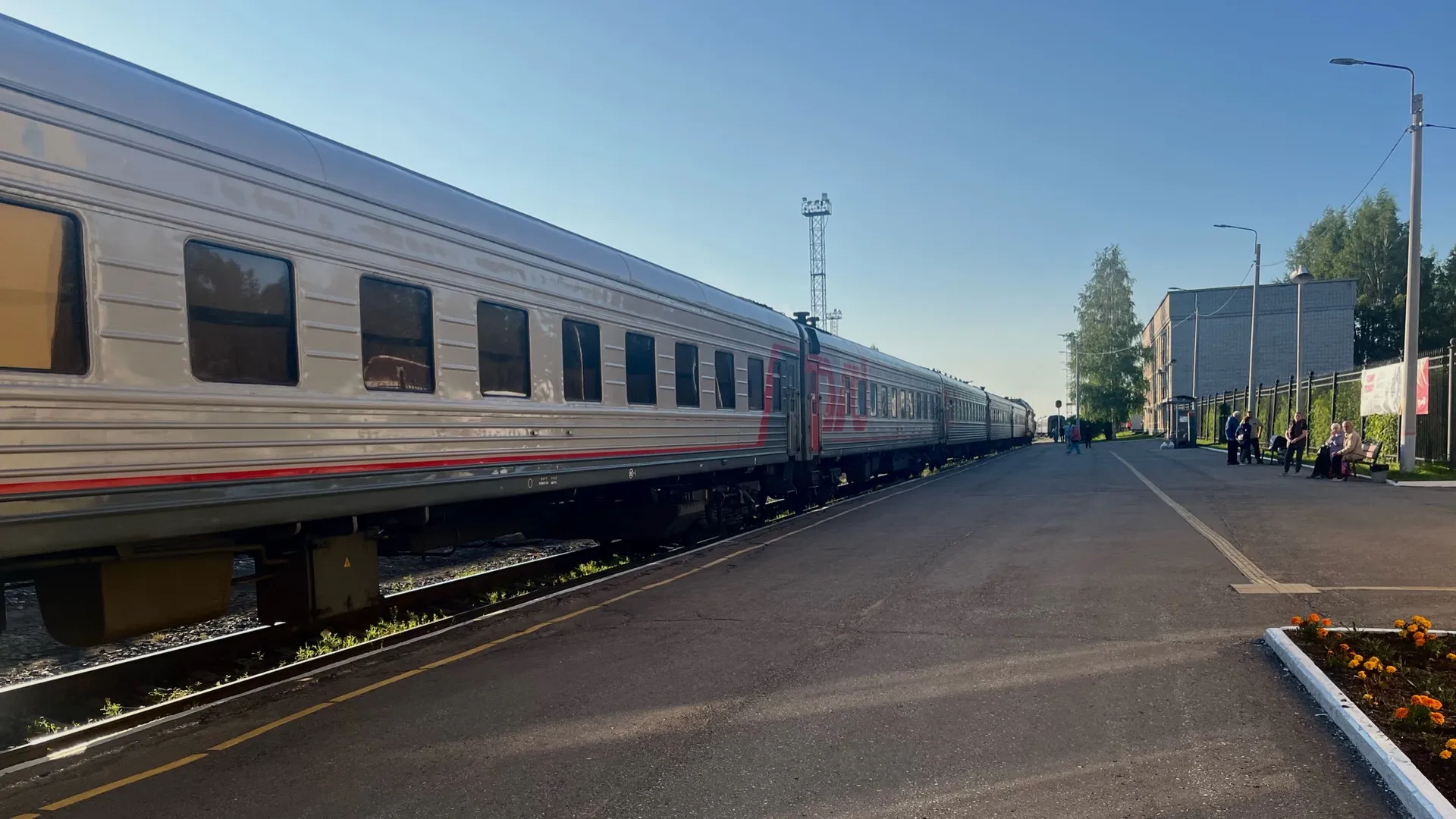 Битва за нижние полки в поезде продолжается: мамочки-путешественницы придумали хитрый способ заставить пассажира уступить полку снизу — не ведитесь