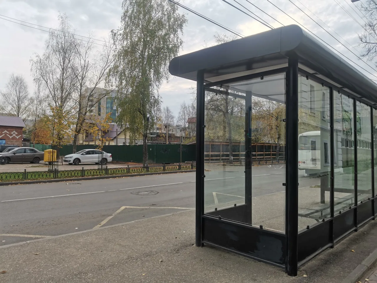 В Чебоксарах установили остановку с зарядкой, табло и видеонаблюдением