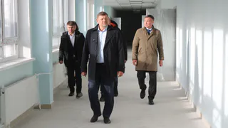 В Чебоксарах депутаты оценили готовность школы № 2 после капремонта на 88%