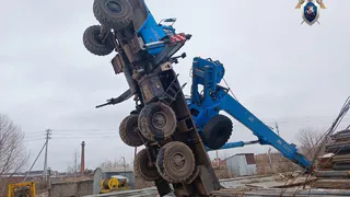 В Канаше на рабочего упал груз с опрокинувшегося автокрана: машиниста осудили