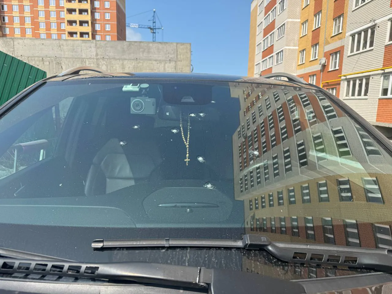 В микрорайоне Университет неизвестный обстрелял две припаркованные машины