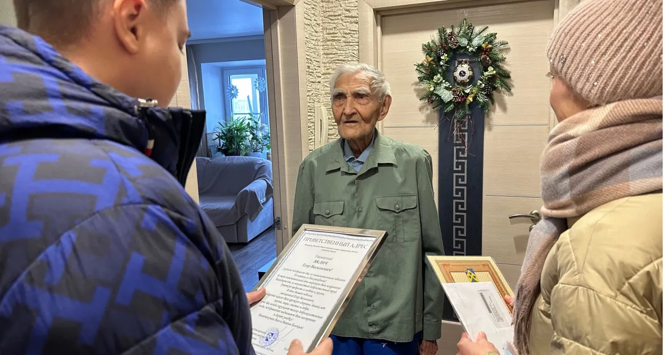 Заслуженный химпромовец принимает поздравления с 95-летним юбилеем