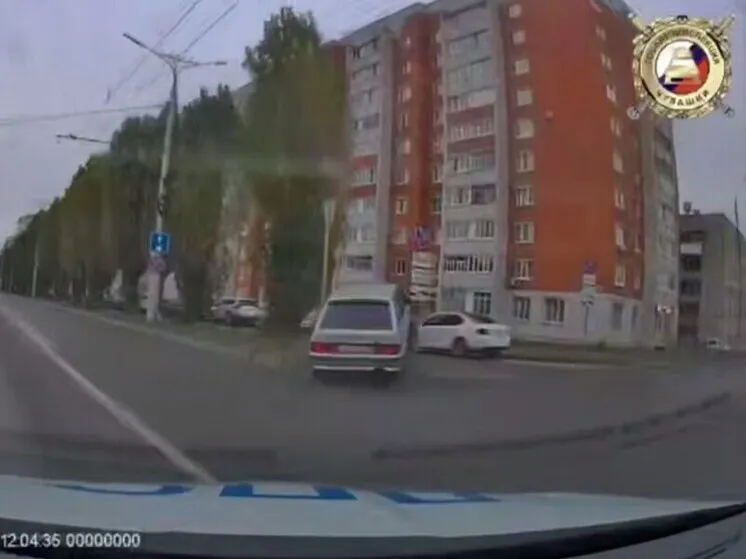 В Чебоксарах водитель, лишенный прав, спровоцировал ДТП при попытке скрыться от полиции