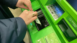 «С завтрашнего дня – официальный запрет». Всех, кто кладет деньги на карту, ждет неприятный сюрприз