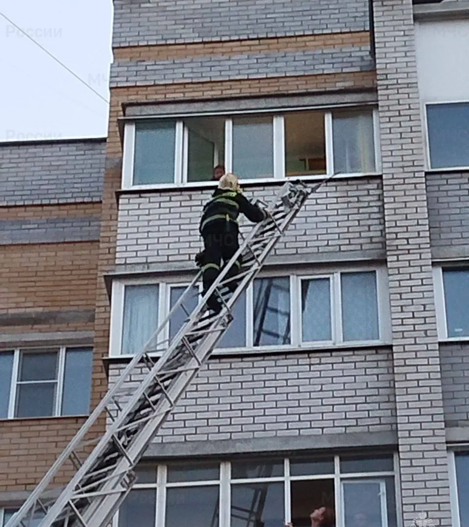 Спасатели в Чебоксарах выручили девочку из закрытой квартиры