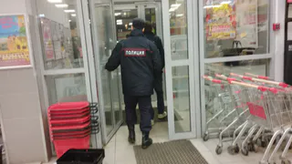 Охранник магазина украл телефон женщины, зашедшей за покупками, в Новочебоксарске