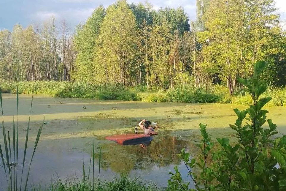 В Марий Эл уходящий от погони пьяный водитель вылетел в пруд, чуть не утонул и достал бутылку пива