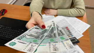 Всем, у кого есть деньги в рублях, дали время до начала мая. Потом будет слишком поздно