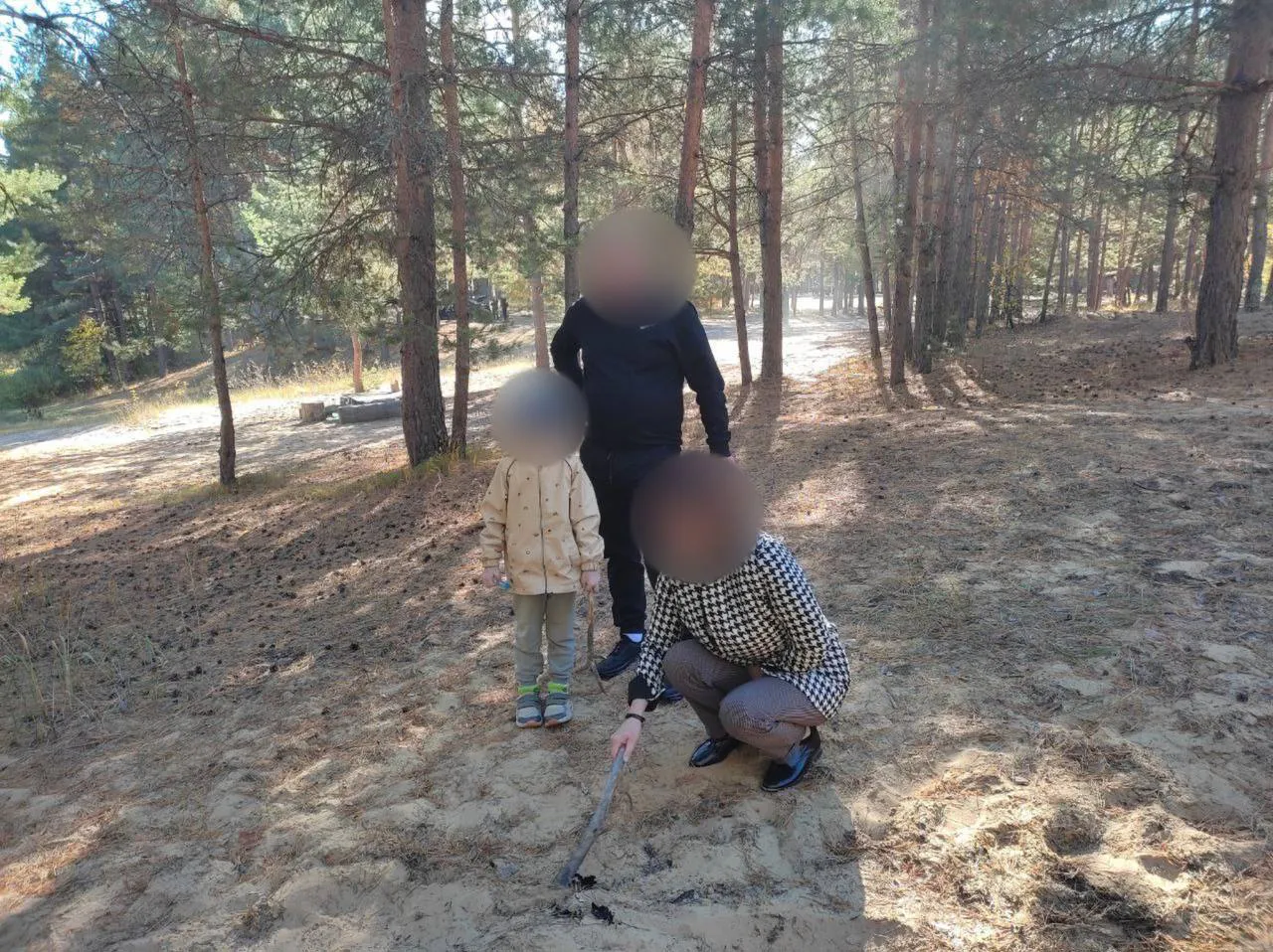 Группу отдыхающих в Заволжье поймали при попытке закопать мусор в песок