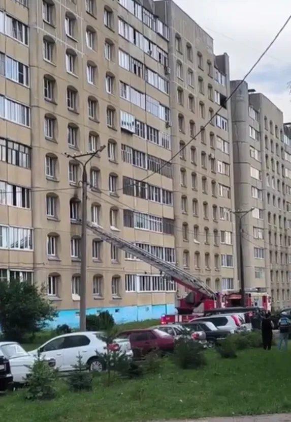 В Чебоксарах горит квартира в многоквартирном доме