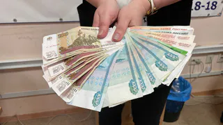 Россиянам решили срочно дать по 10 000 рублей от СФР. Названа дата прихода денег на карту