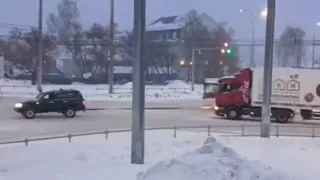 Водитель внедорожника помог буксировать застрявшую фуру на заснеженном перекрестке в Чебоксарах