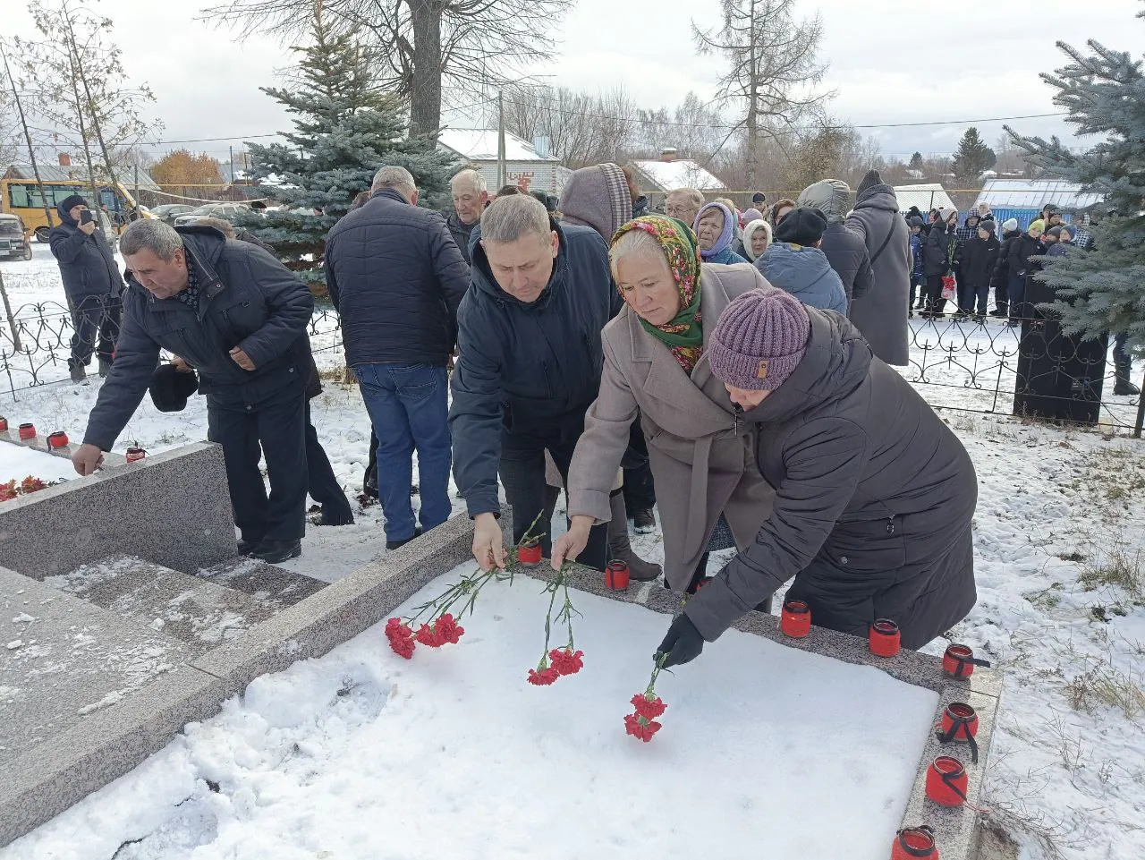 В Чувашии почтили память более сотни погибших в школе Эльбарусово