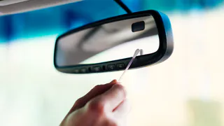 С августа штраф возможен не только за ремень и телефон за рулём, но и за видеорегистратор — водителям рассказали о нюансах