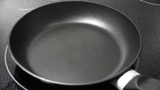 Кладу сковороду в полиэтиленовый пакет, и гарь отлетает моментально — любуюсь отражением