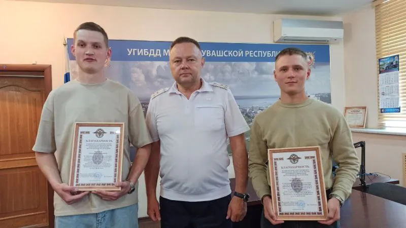 В Чебоксарах два парня вернулись из армии и помогли задержать пьяного водителя микроавтобуса