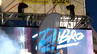 Пели всем городом песню "На часах ноль ноль": группа Dabro выступила на Красной площади в Чебоксарах