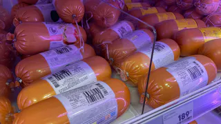 Заменители мяса, крахмал и соя. Названы марки колбасы, на которые лучше не смотреть