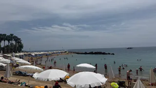 Поголовно возвращаются: туристы бегут с курорта — опасные бактерии в воде вызывают холеру