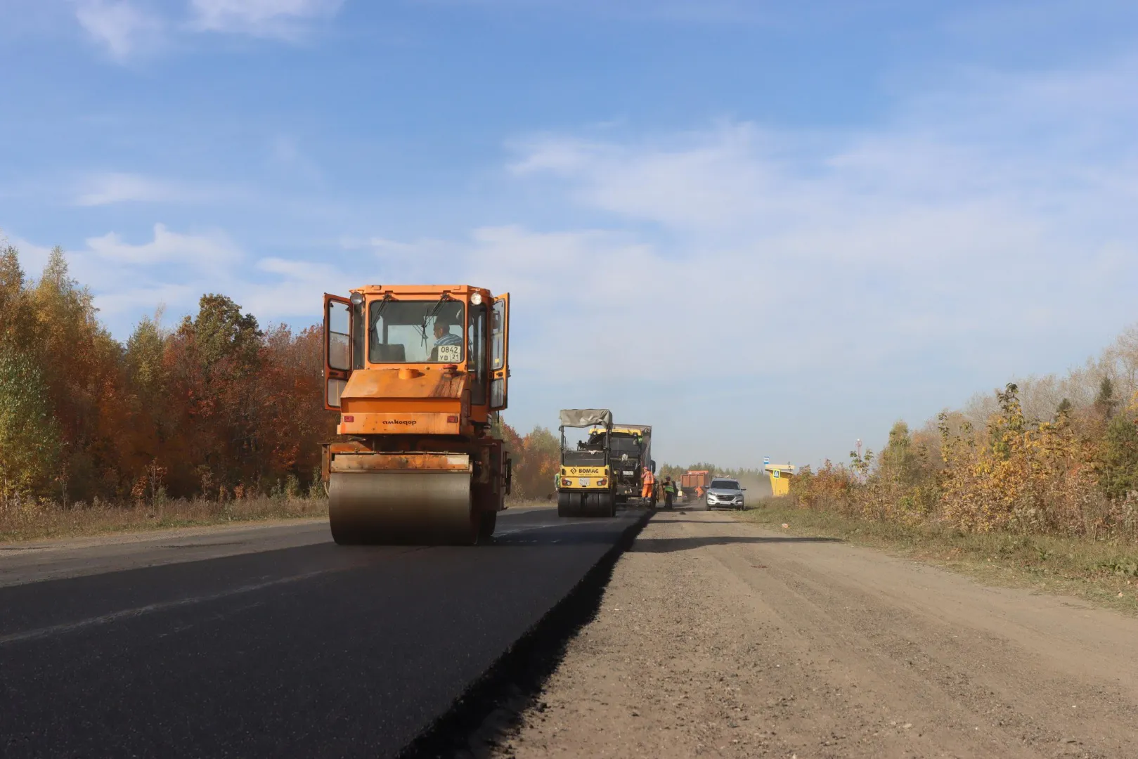 В Урмарском районе начали укладывать дорогу от М7, раскопанную ещё летом