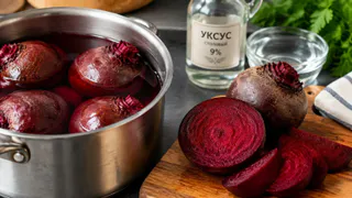 Свёклу на салаты больше не варю часами: 1 ложка в кастрюлю — и она мягкая и сладкая, как мармелад