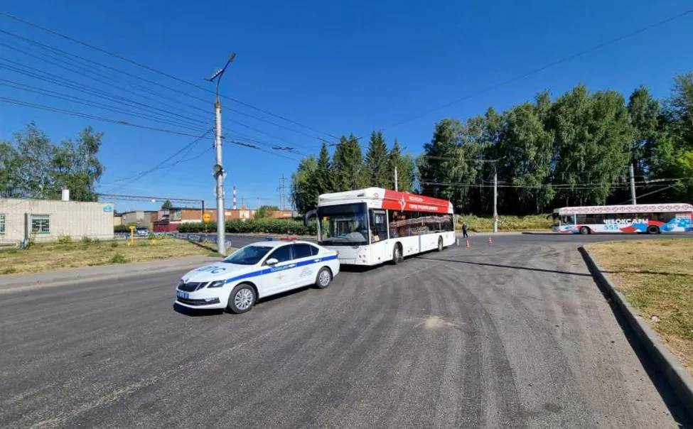 На кольце Тракторостроителей в Чебоксарах легковушка влетела в троллейбус: три человека получили травмы