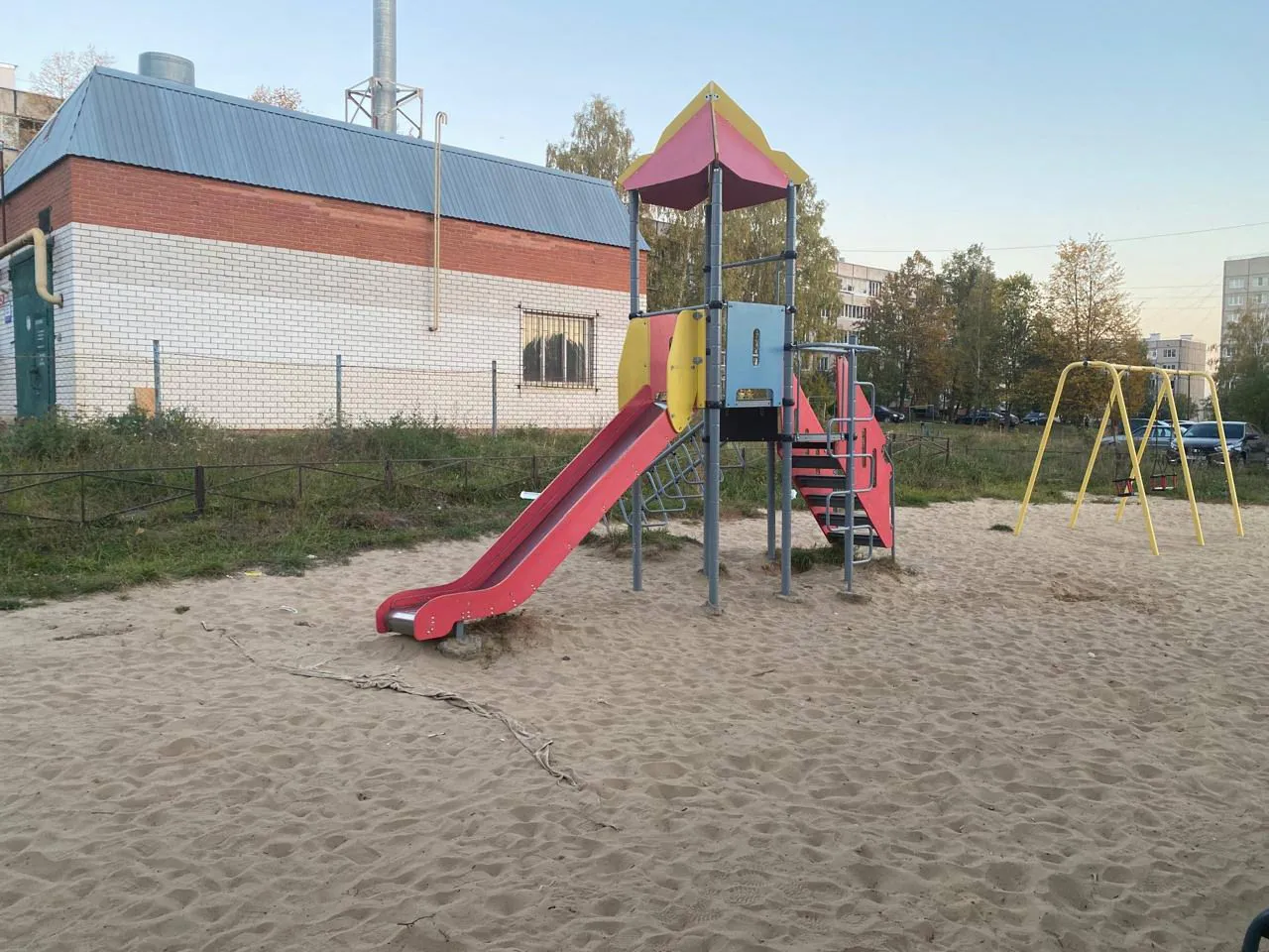 В Канаше девочка сломала руку на детской площадке