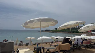 Почему русские ныряют в море при любой погоде, а иностранные гости — нежатся у бассейна?