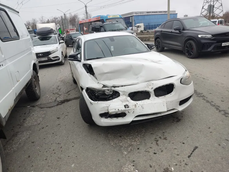 Из салона на штрафстоянку: в Чебоксарах дама попала в аварию на новом авто