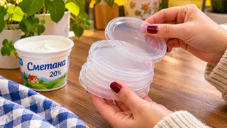 Крышечки от сметаны складываю стопкой как сокровища: 4 применения – и ни одна больше не летит в мусор