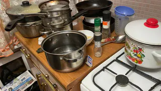 3 ложки на губку — и стеклянные крышки от кастрюль станут как с магазина: никакого липкого налета и жира — лайфхак