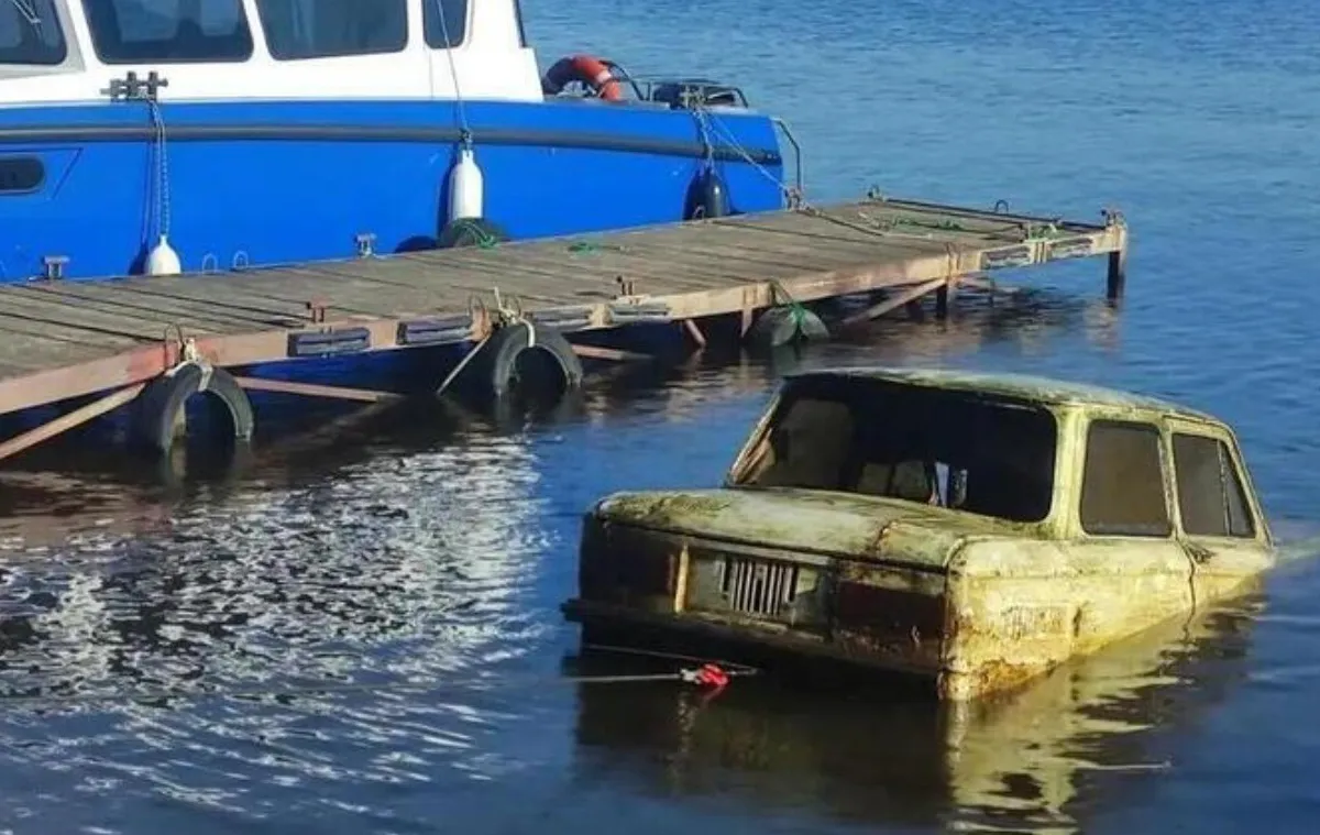 На Волге в Чебоксарах водолазы-спасатели подняли со дна учебную машину